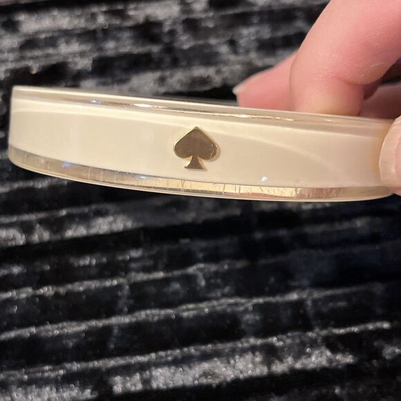 Kate Spade Retro Style White Lucite Acrylic Bangle Bracelet Gold Logo Rare 7.75” - Picture 1 of 9